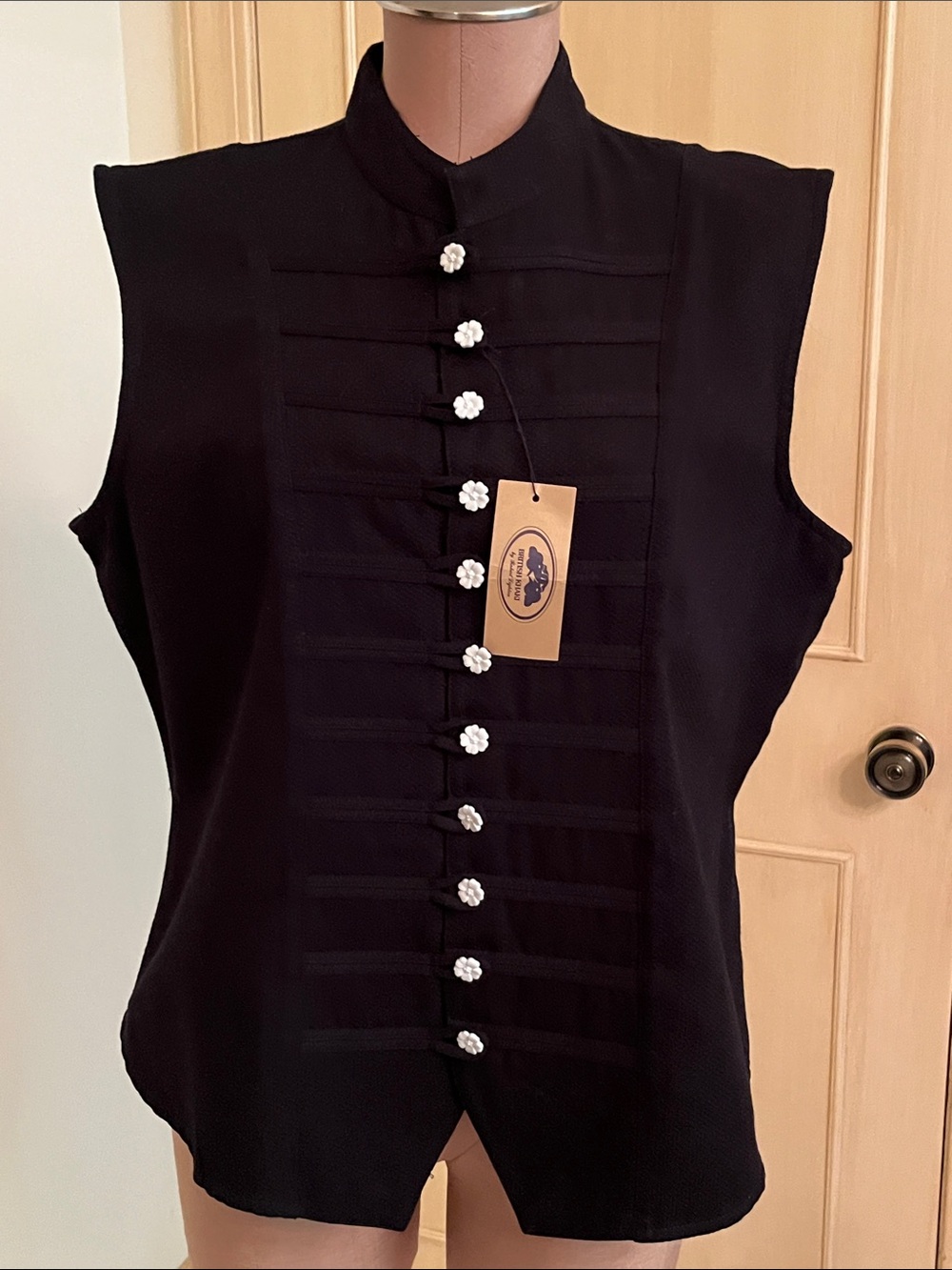 BRITISH KHAKI NWT Cottage Mandarin Collar White Flower Buttons Black Vest/Top 14